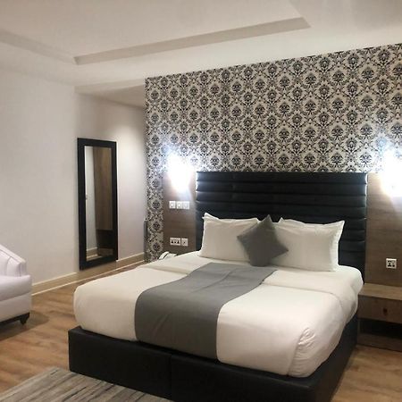 Crownsville Hotel - Airport Road 哈科特港 外观 照片