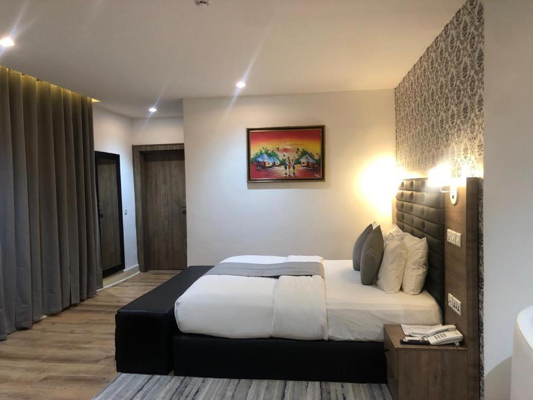 Crownsville Hotel - Airport Road 哈科特港 外观 照片
