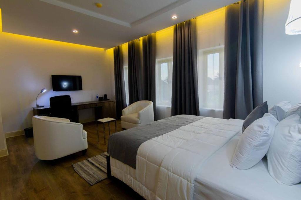 Crownsville Hotel - Airport Road 哈科特港 外观 照片